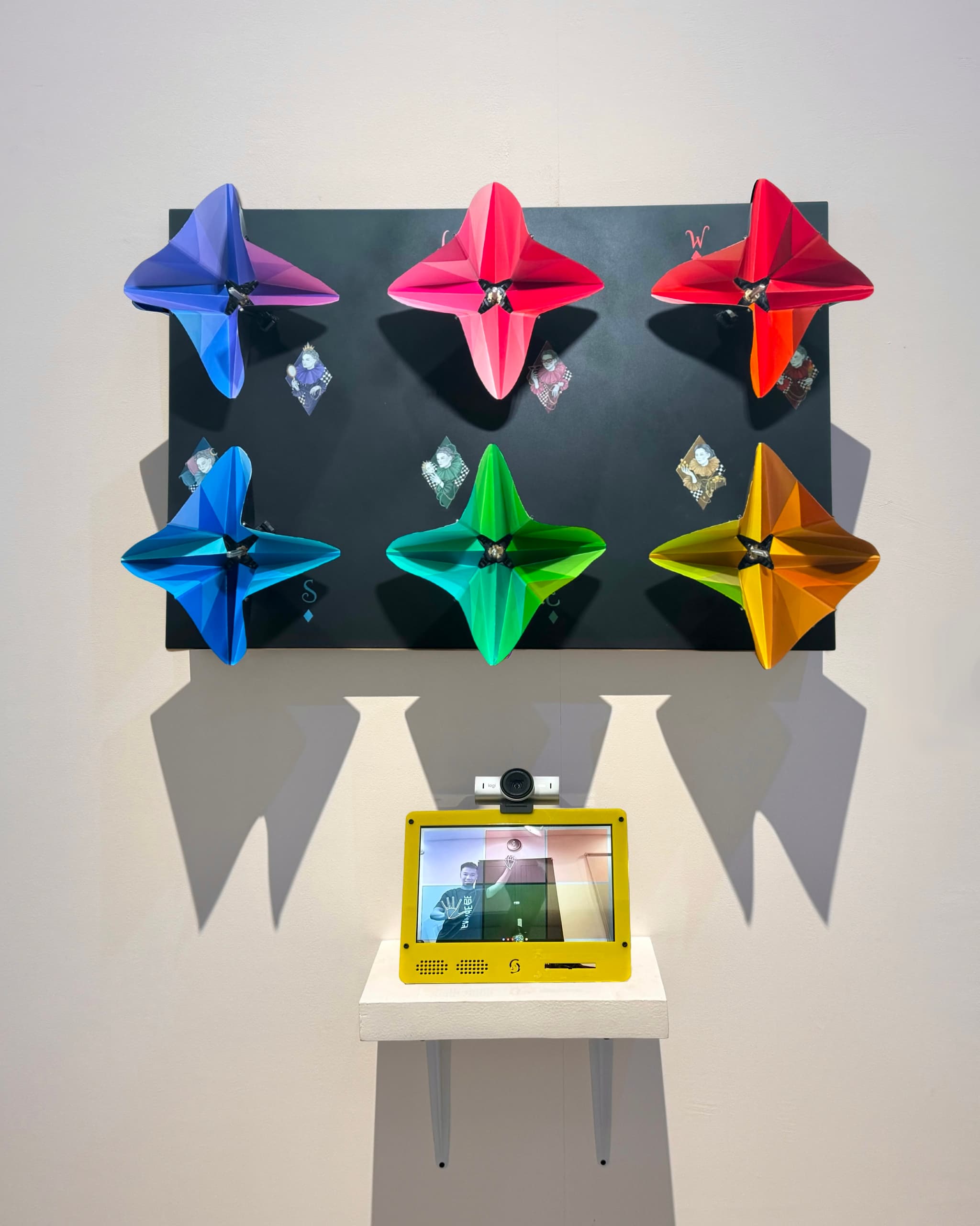 Peccata Pulchra, closed: the six panels folded into four-pointed stars over a black board, revealing small painted portraits of each sin.